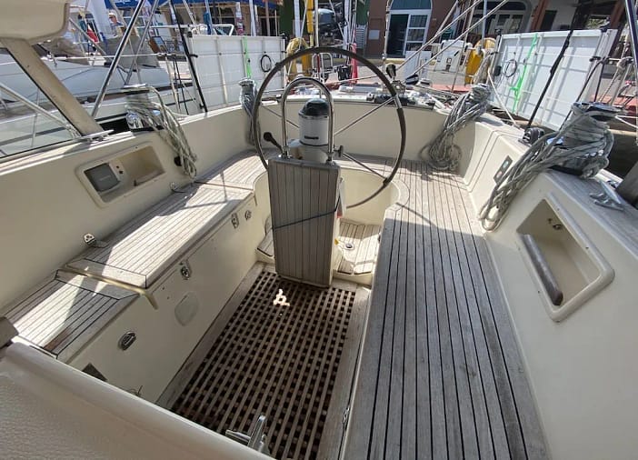 The cockpit. Deep, protected and secure The cockpit. Deep, protected and secure