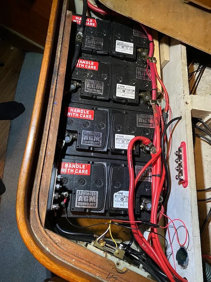 4 of Asterie's 8 batteries (6 for leisure and 2 for the engine) 4 of Asterie's 8 batteries (6 for leisure and 2 for the engine)