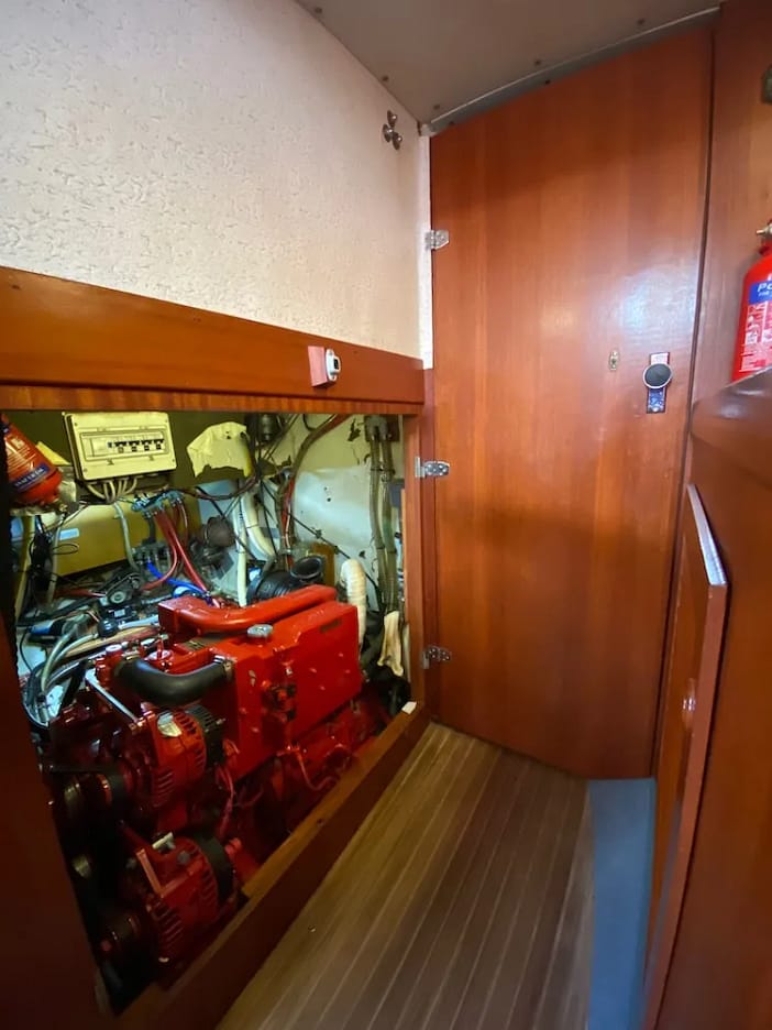 Excellent engine access via the passageway to the aft cabin Excellent engine access via the passageway to the aft cabin